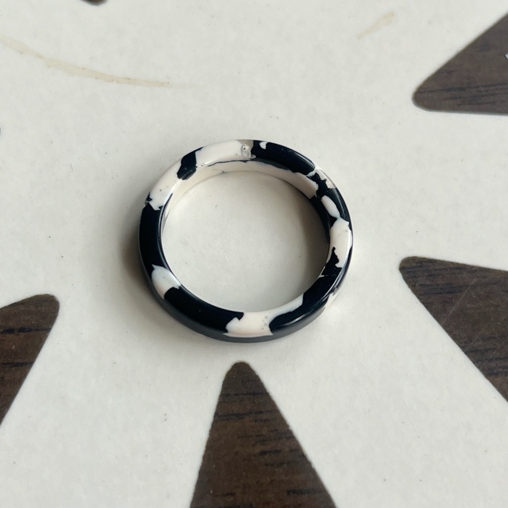 Machete black and white marbled ring